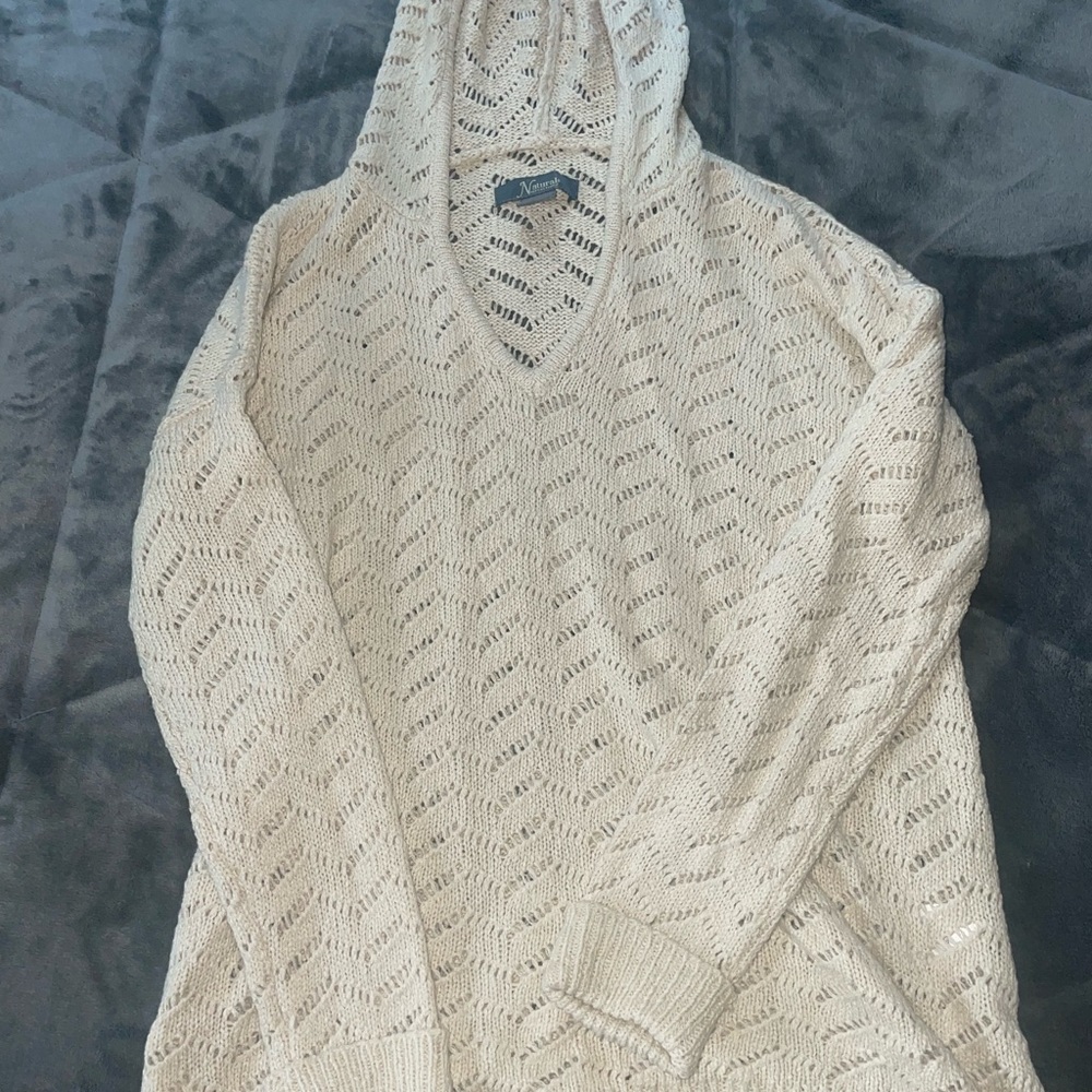 Met tule sweater color is beige